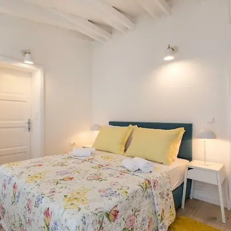 Апартаменты Luxury Terrace Among The Old Rooftops Next To Diocletian's Palace Сплит