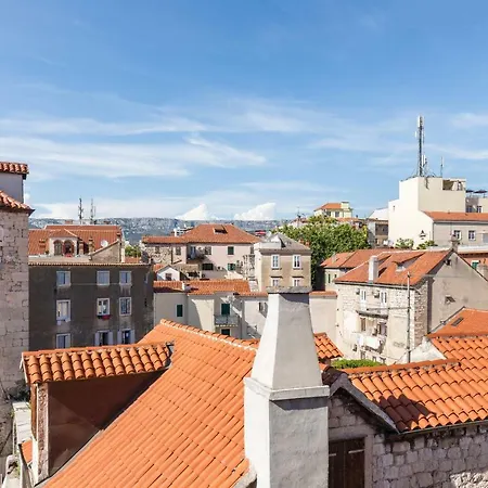 Апартаменты Luxury Terrace Among The Old Rooftops Next To Diocletian's Palace *