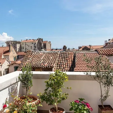 Апартаменты Luxury Terrace Among The Old Rooftops Next To Diocletian's Palace